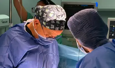 Dr Djemal au bloc opératoire